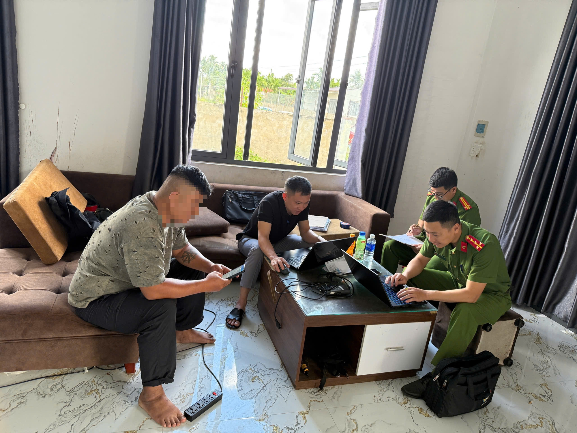 T&acirc;m sự thầy gi&aacute;o giải cứu Hai ch&aacute;u nhỏ bị nhốt trong ph&ograve;ng bẩn thỉu - Ảnh 4.