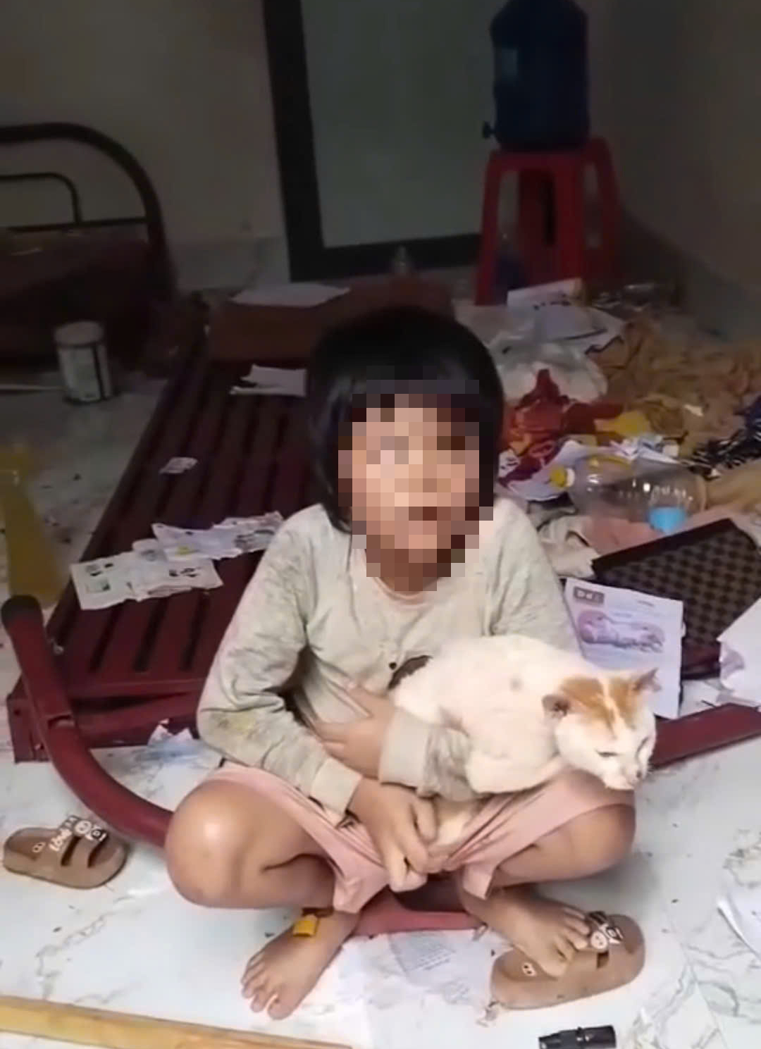 T&acirc;m sự thầy gi&aacute;o giải cứu Hai ch&aacute;u nhỏ bị nhốt trong ph&ograve;ng bẩn thỉu - Ảnh 2.