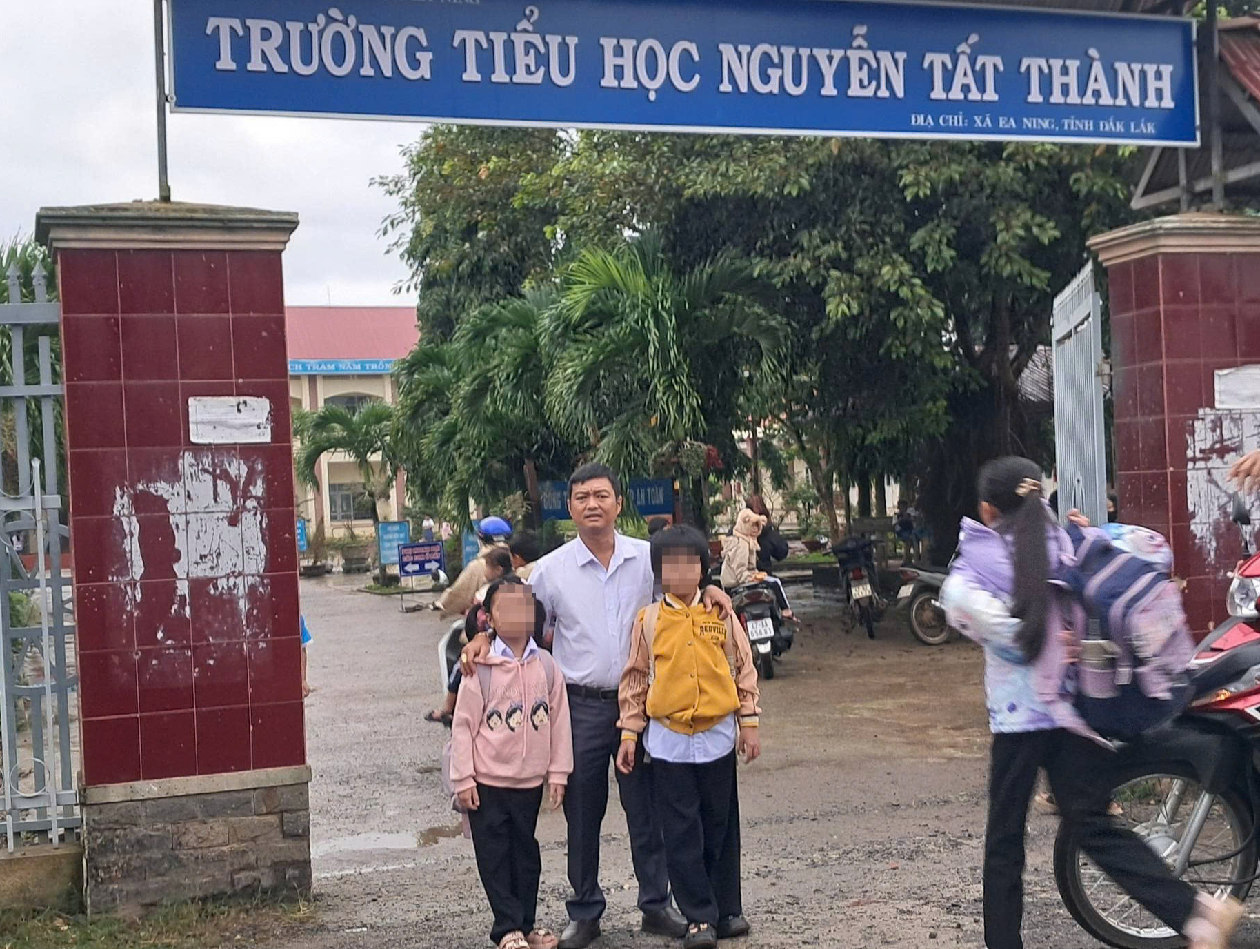 T&acirc;m sự thầy gi&aacute;o giải cứu Hai ch&aacute;u nhỏ bị nhốt trong ph&ograve;ng bẩn thỉu - Ảnh 3.
