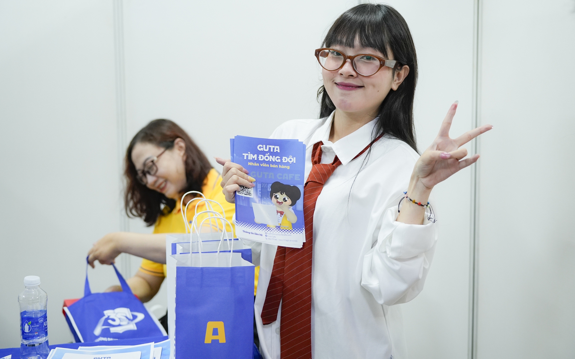 Thị trường việc làm Tết "nóng" sớm: Doanh nghiệp tăng tốc tuyển dụng hàng nghìn lao động
