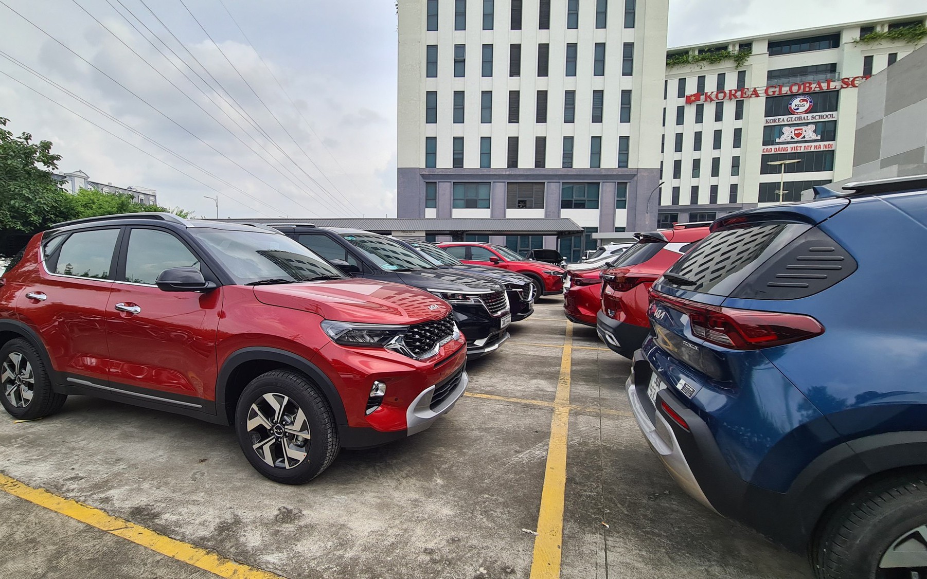 Sắp áp dụng lệ phí trước bạ mới, lo giá xe biến động