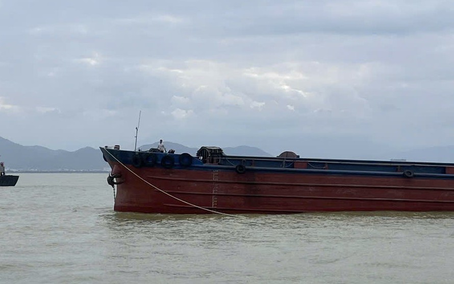 Giải cứu một thuyền viên lênh đênh trên vịnh Đà Nẵng
