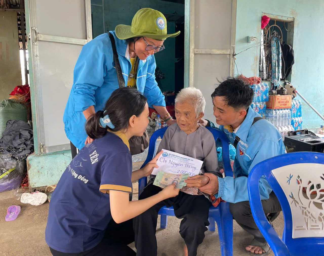 Nghĩa t&igrave;nh Ph&uacute; Y&ecirc;n hướng về v&ugrave;ng lũ B&igrave;nh Thuận - Ảnh 5.