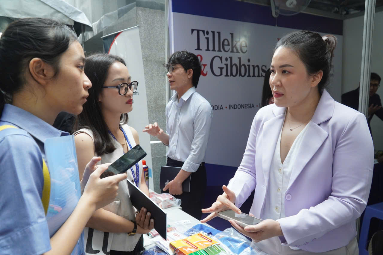 90% sinh vi&ecirc;n Trường ĐH Luật TP HCM c&oacute; việc l&agrave;m đ&uacute;ng chuy&ecirc;n m&ocirc;n - Ảnh 1.