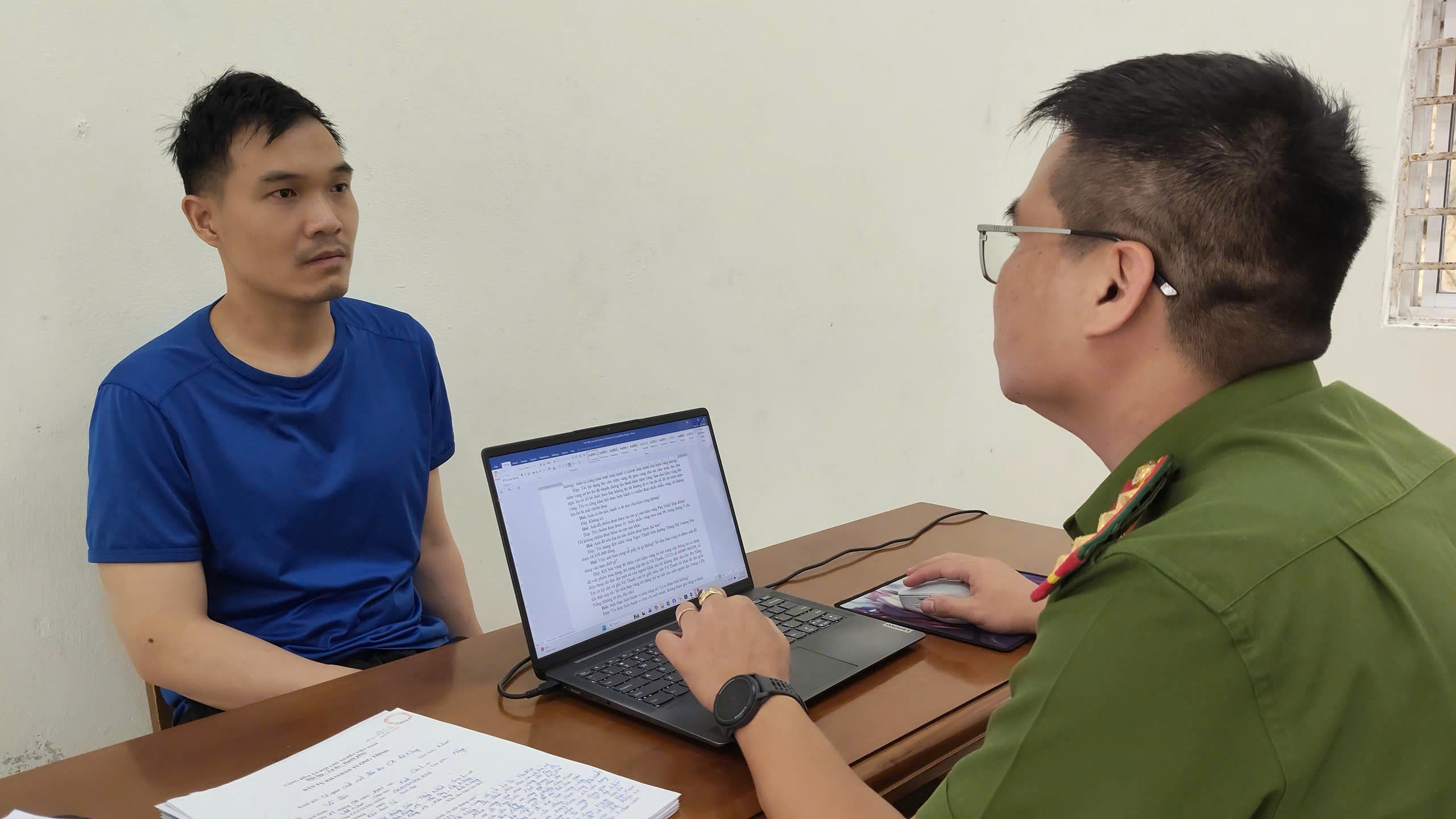 Nam thanh niên táo tợn cướp giật ở tiệm vàng trung tâm Đà Nẵng - Ảnh 1.