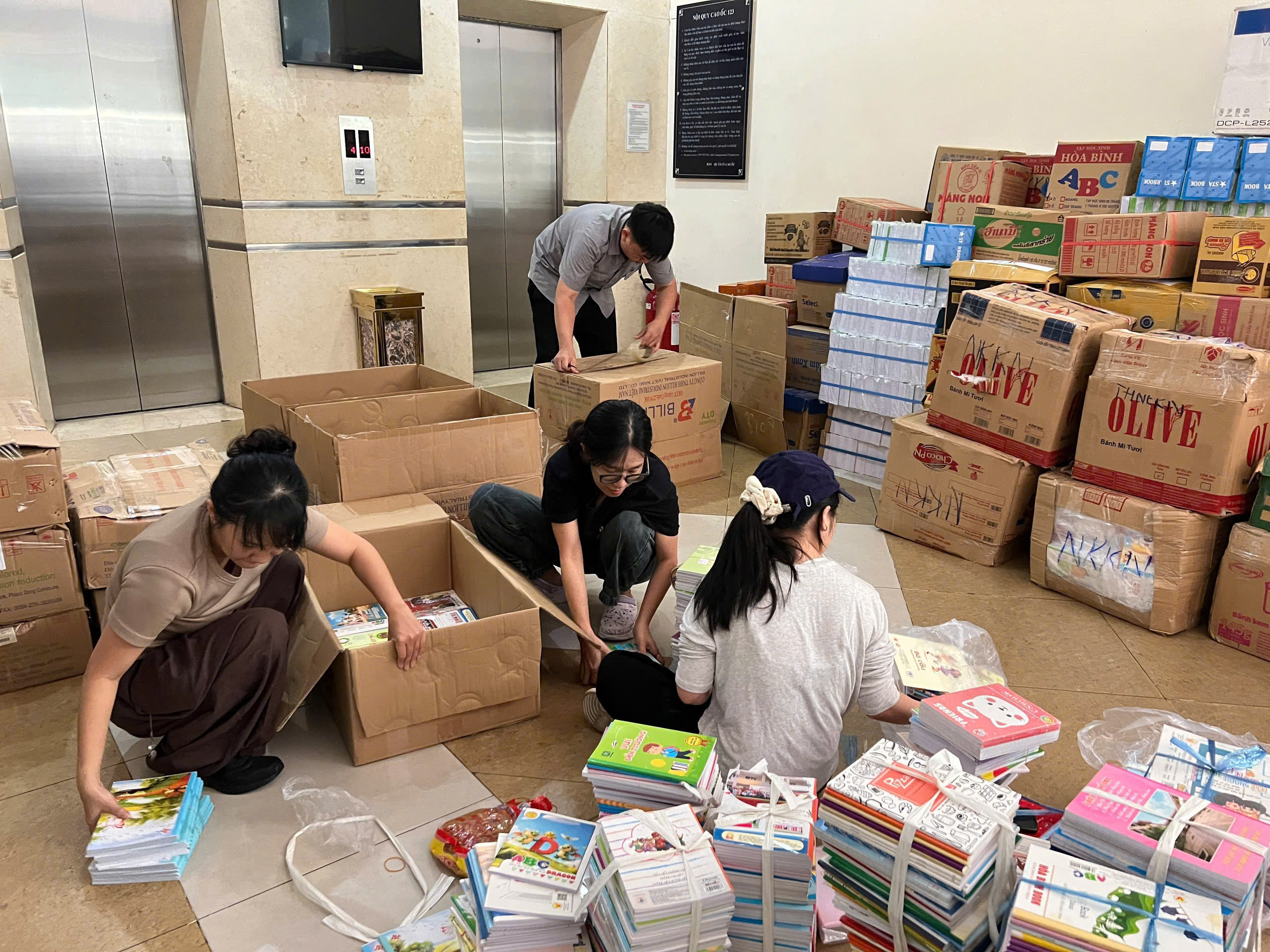 FC Nhà Chín Muồi "xắn tay" hỗ trợ đóng gói tập vở gửi học sinh vùng lũ - Ảnh 1.