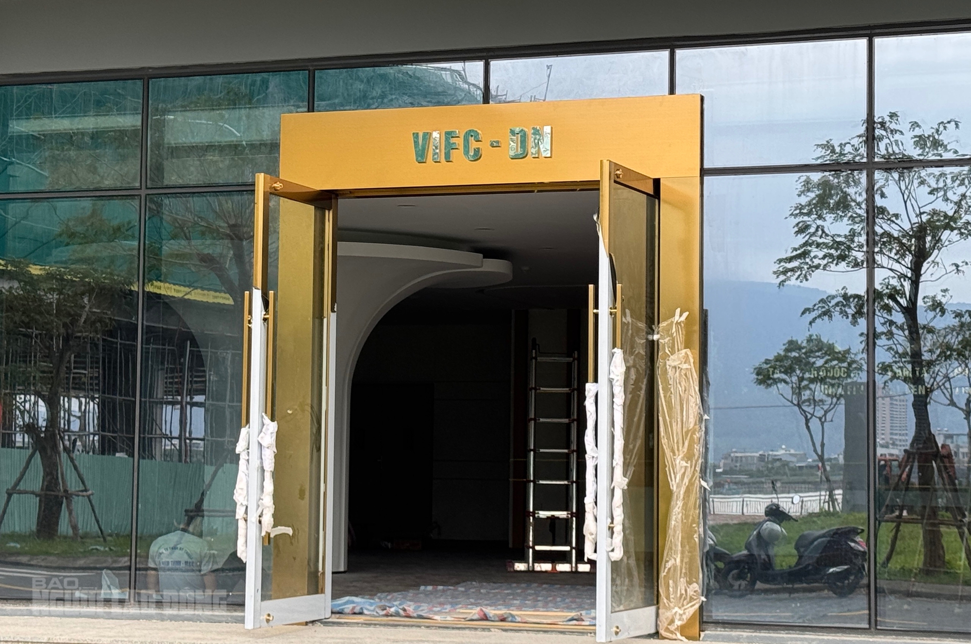Trụ sở Trung t&acirc;m T&agrave;i ch&iacute;nh quốc tế Việt Nam tại Đ&agrave; Nẵng ch&iacute;nh thức đi v&agrave;o hoạt động - Ảnh 2.