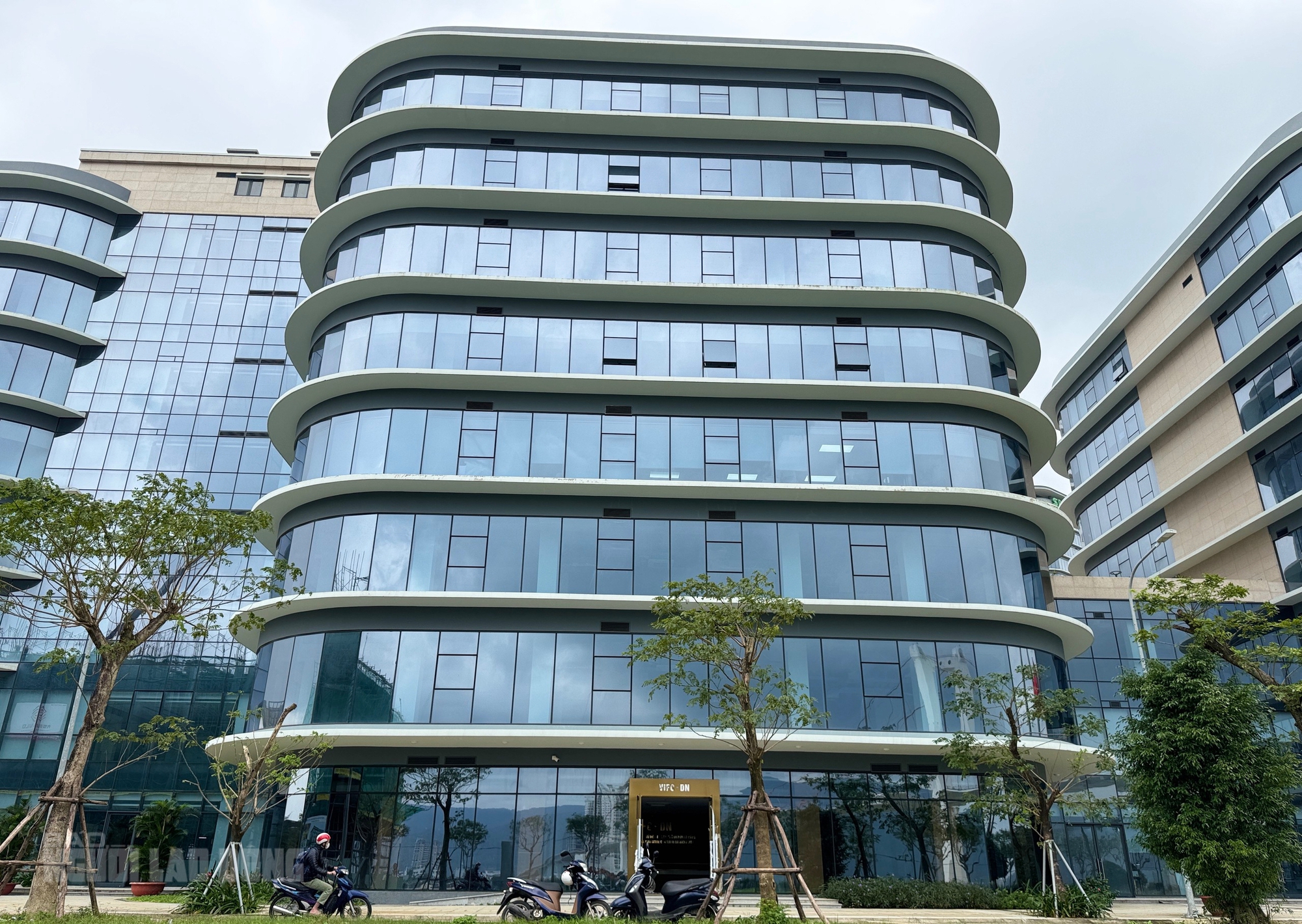Trụ sở Trung t&acirc;m T&agrave;i ch&iacute;nh quốc tế Việt Nam tại Đ&agrave; Nẵng ch&iacute;nh thức đi v&agrave;o hoạt động - Ảnh 3.