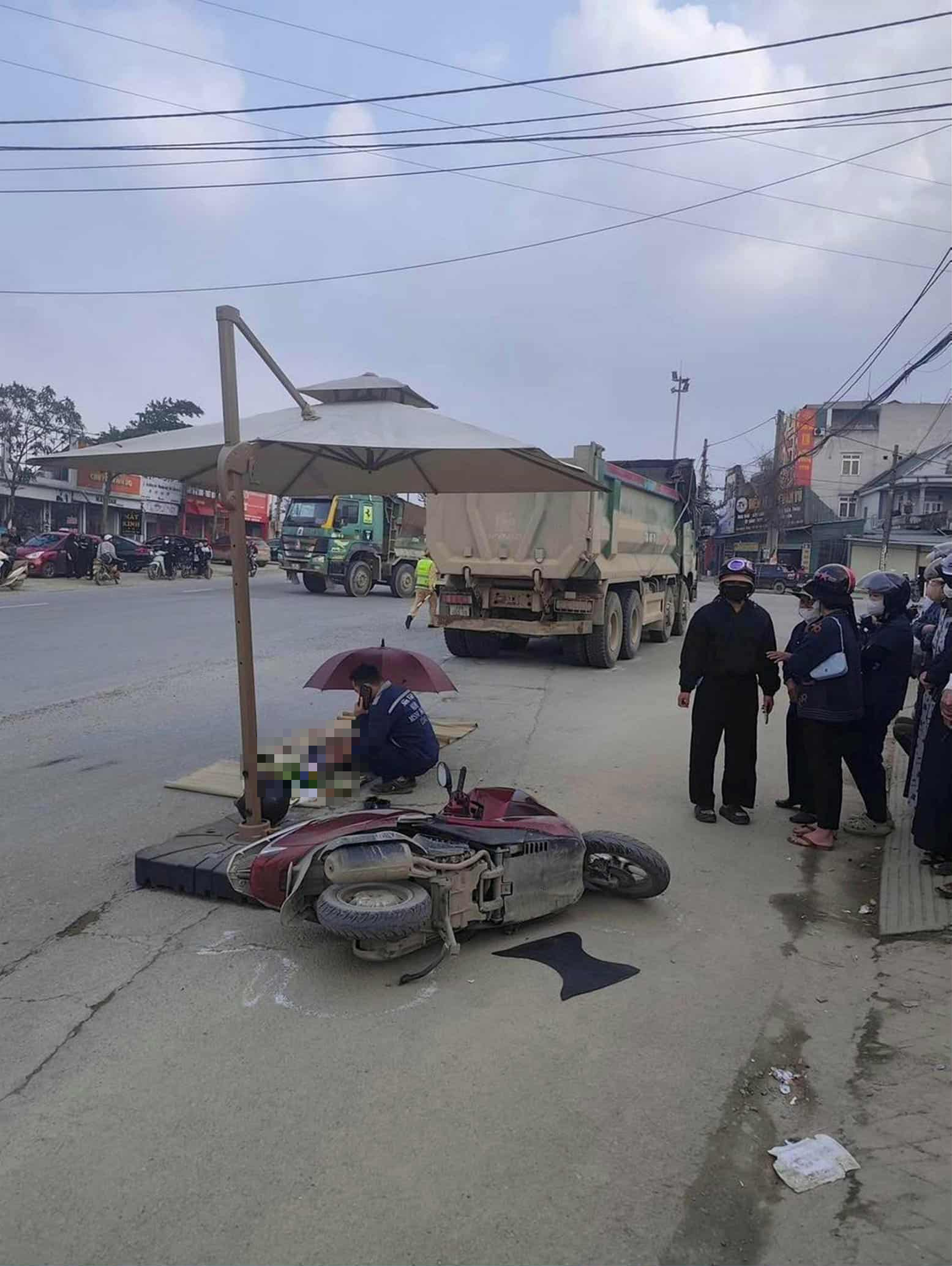 Người phụ nữ điều khiển xe m&aacute;y tử vong thương t&acirc;m sau c&uacute; va chạm với xe tải  - Ảnh 1.