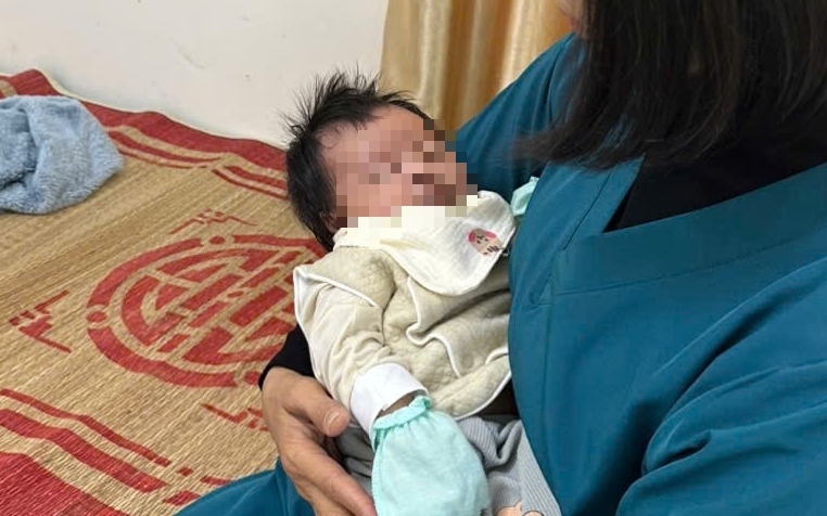 Đi tập thể dục, người phụ nữ bất ngờ phát hiện bé gái sơ sinh bụ bẫm nặng 5 kg