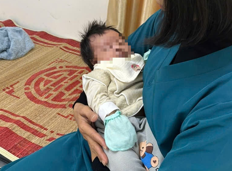 Ph&aacute;t hiện b&eacute; g&aacute;i sơ sinh bị bỏ rơi nặng 5kg tại phường h&ograve;a b&igrave;nh , TP Hải Ph&ograve;ng - Ảnh 1.