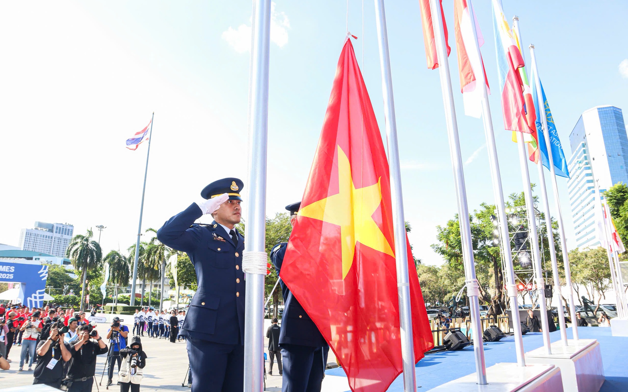 Trang trọng lễ thượng cờ  Việt Nam và các quốc gia tham dự SEA Games 33