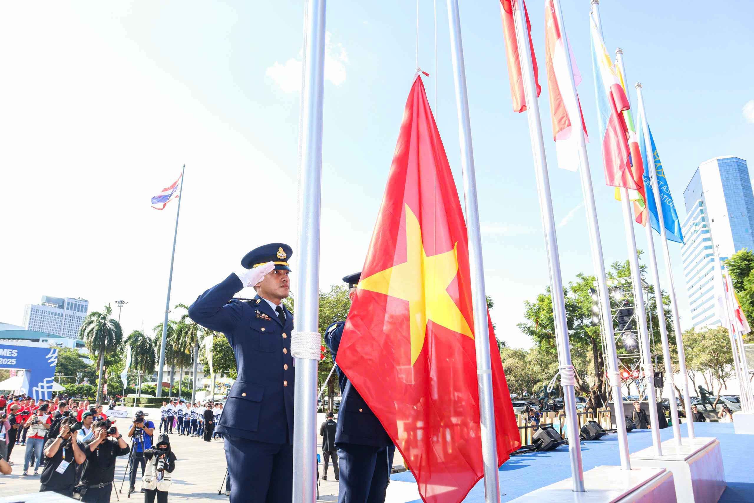 Trang trọng lễ thượng cờ 11 quốc gia tham dự SEA Games 33 - Ảnh 1.