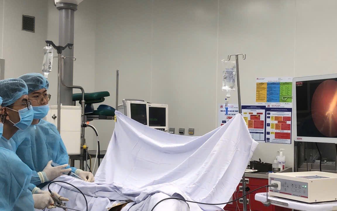 Bắt chước trên mạng, chàng trai nhét dây sạc điện thoại vào vùng kín