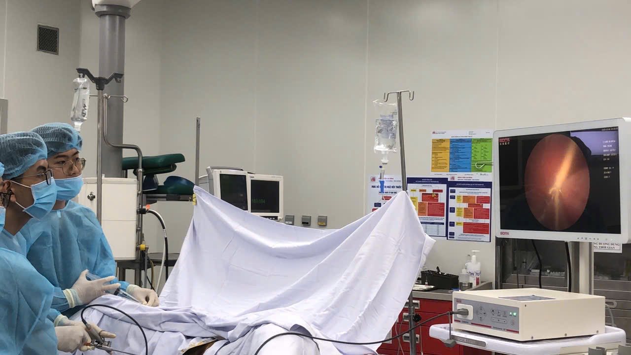 &ldquo;Tạo cảm gi&aacute;c lạ&rdquo;, một b&eacute; trai đưa d&acirc;y sạc v&agrave;o v&ugrave;ng k&iacute;n - Ảnh 1.