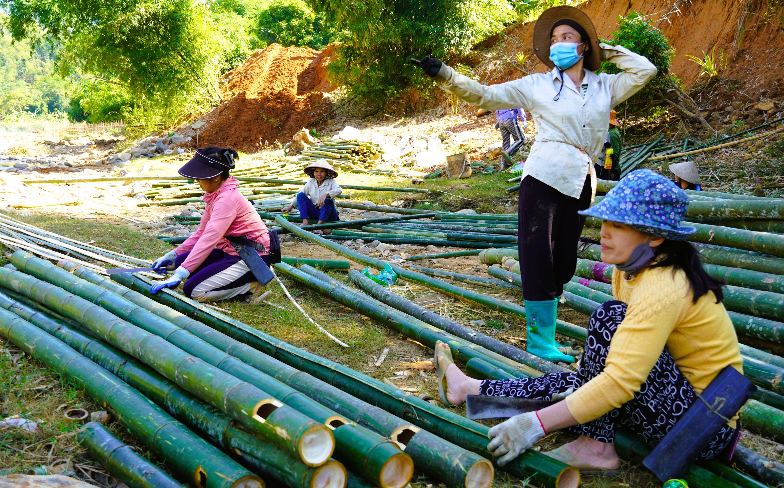 Cả bản c&ugrave;ng nhau dựng cầu vượt s&ocirc;ng ở Thanh H&oacute;a - Ảnh 2.