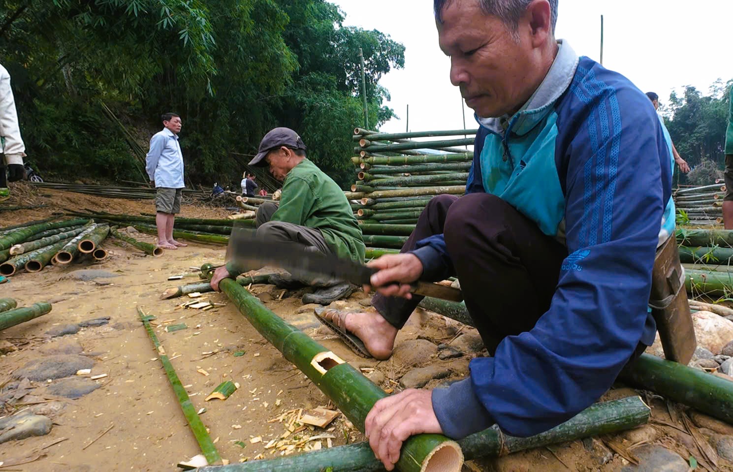 Cả bản c&ugrave;ng nhau dựng cầu vượt s&ocirc;ng ở Thanh H&oacute;a - Ảnh 5.