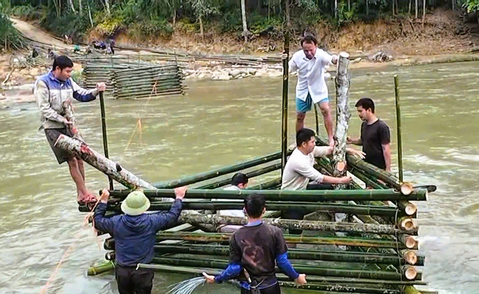 Cả bản c&ugrave;ng nhau dựng cầu vượt s&ocirc;ng ở Thanh H&oacute;a - Ảnh 6.