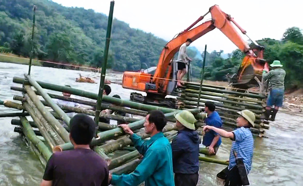 Cả bản c&ugrave;ng nhau dựng cầu vượt s&ocirc;ng ở Thanh H&oacute;a - Ảnh 3.