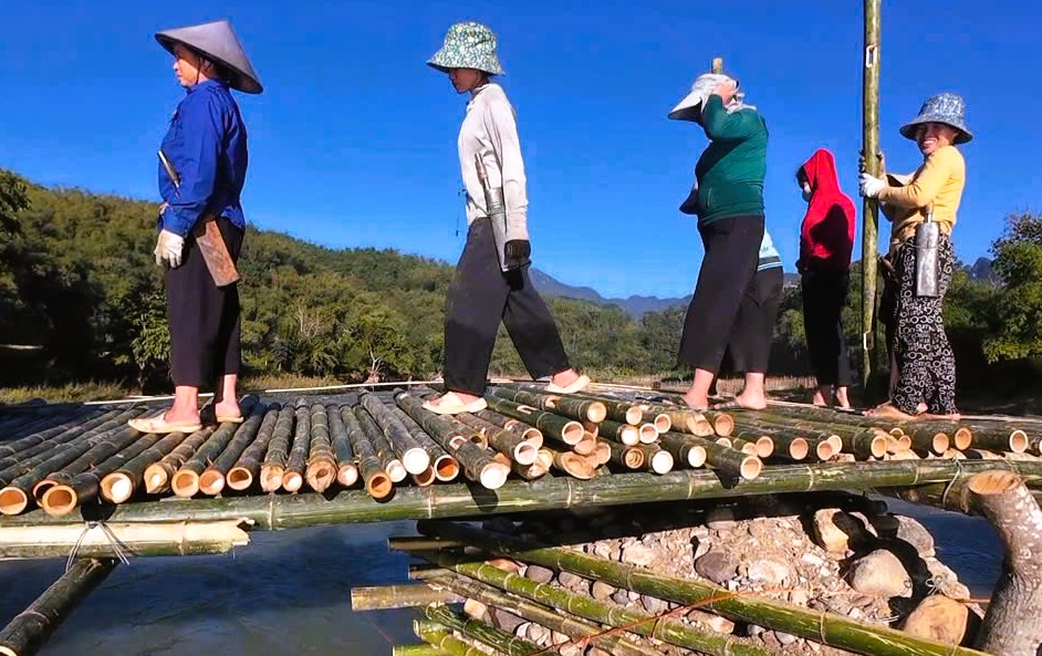 Cả bản c&ugrave;ng nhau dựng cầu vượt s&ocirc;ng ở Thanh H&oacute;a - Ảnh 10.