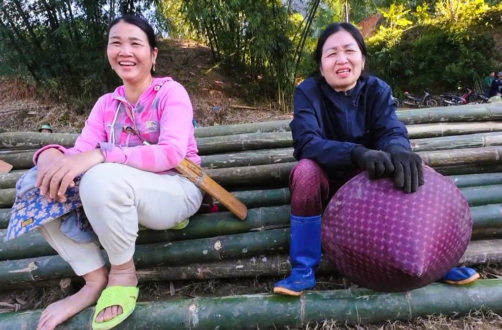 Cả bản c&ugrave;ng nhau dựng cầu vượt s&ocirc;ng ở Thanh H&oacute;a - Ảnh 9.