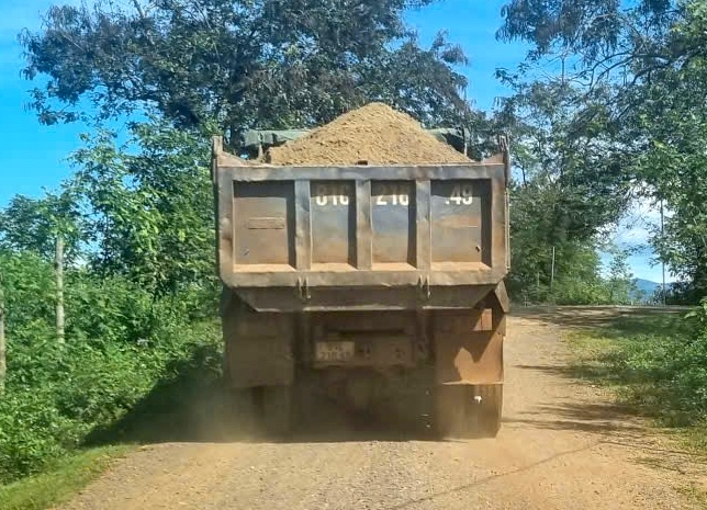 Xe chở c&aacute;t ph&aacute; n&aacute;t đường d&acirc;n sinh - Ảnh 1.