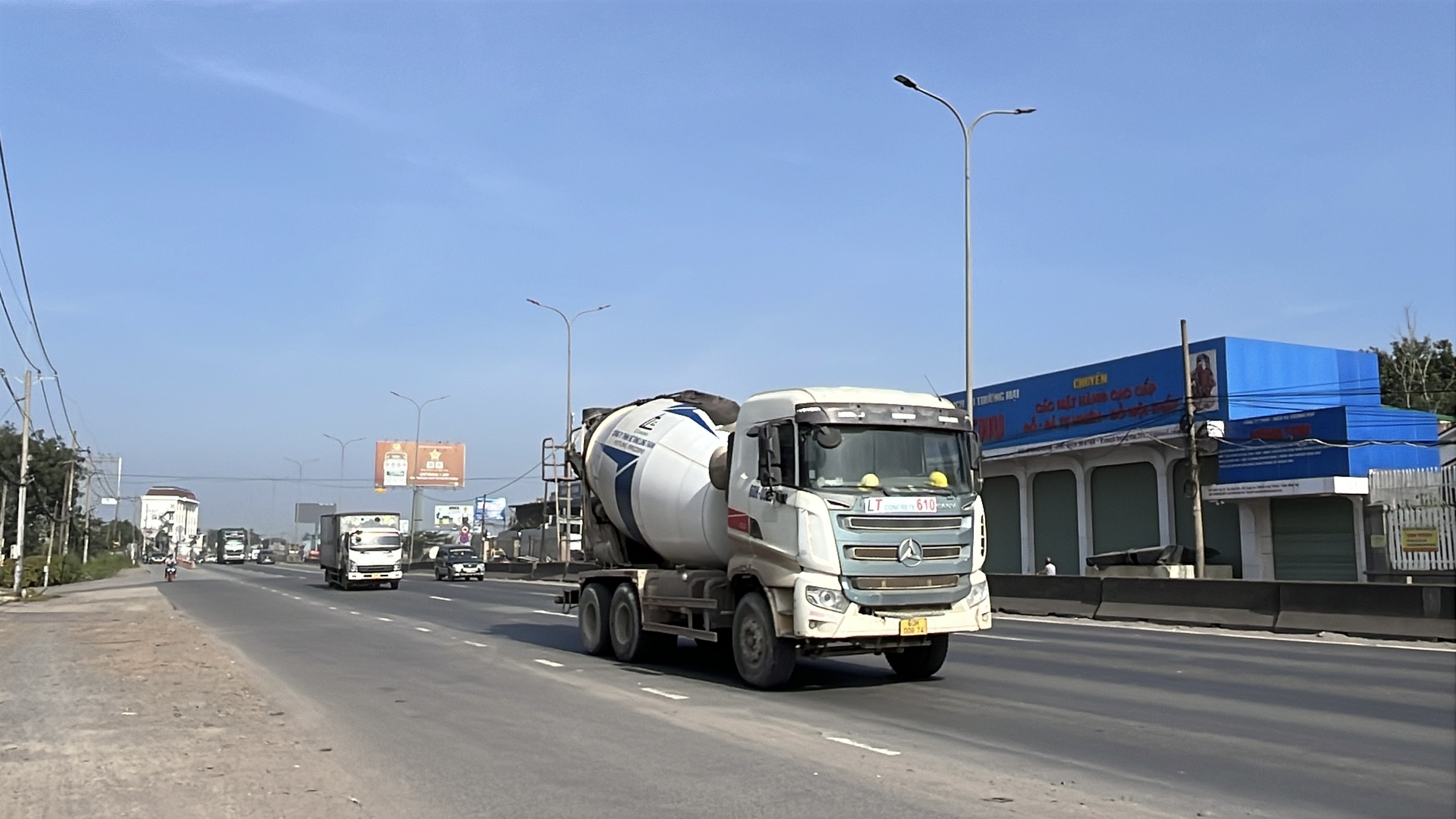 H&igrave;nh ảnh bất ngờ c&aacute;c phương tiện lưu th&ocirc;ng tr&ecirc;n Quốc lộ 51 theo c&aacute;ch ph&acirc;n l&agrave;n mới - Ảnh 5.