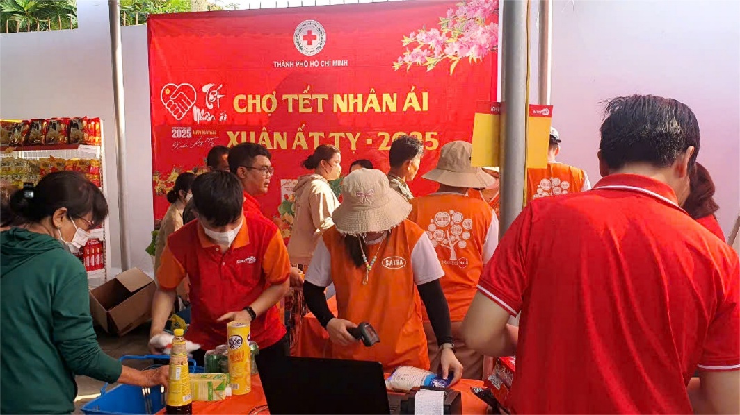 SATRA tung giỏ quà Tết Bính Ngọ 2026: Đa dạng, linh hoạt theo yêu cầu - Ảnh 2.