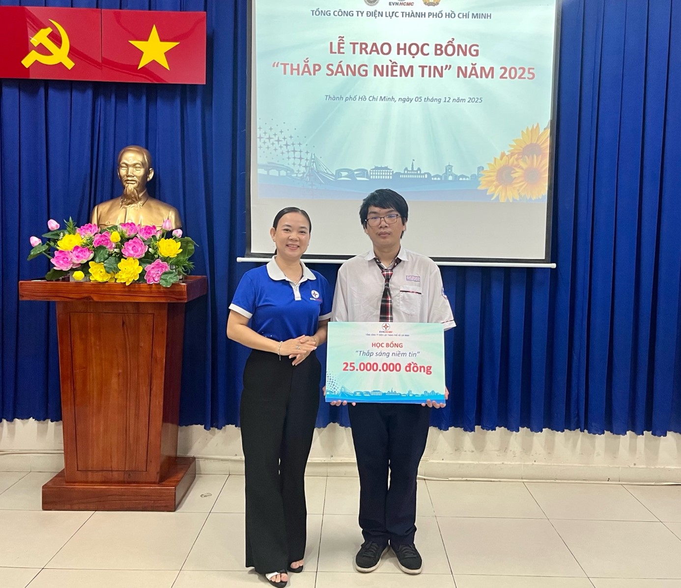 EVNHCMC &ldquo;Thắp s&aacute;ng niềm tin&rdquo; cho học sinh hiếu học - Ảnh 1.