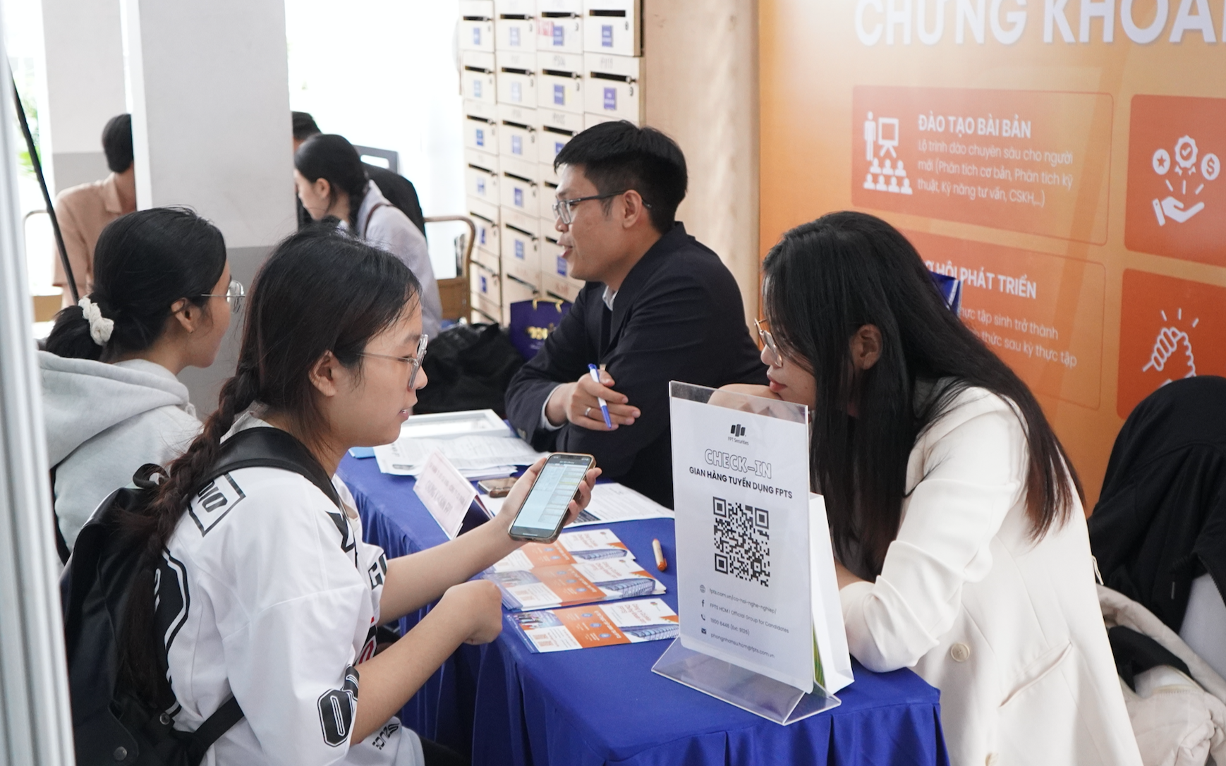 Thị trường lao động liên tục thiếu người suốt nhiều tháng