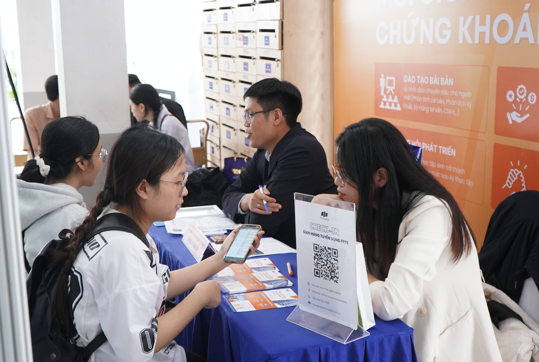 Thị trường lao động li&ecirc;n tục thiếu người suốt nhiều th&aacute;ng - Ảnh 1.