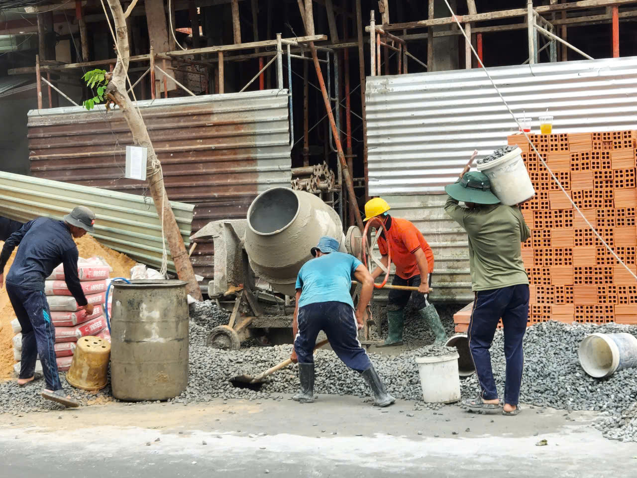 Thu&ecirc; kho&aacute;n x&acirc;y dựng, kh&ocirc;ng k&yacute; hợp đồng lao động, c&oacute; đ&oacute;ng BHXH cho người lao động? - Ảnh 1.