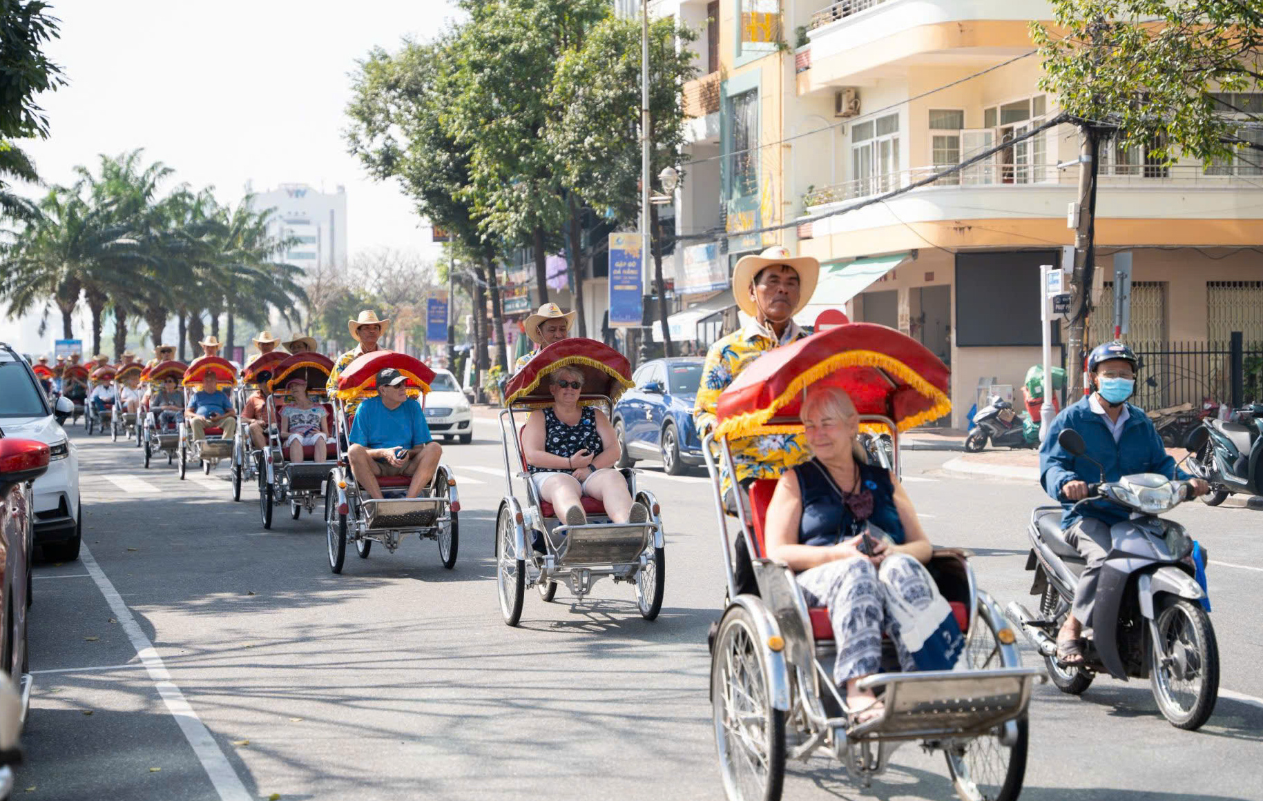Đà Nẵng mở lớp dạy tiếng Hàn cho tài xế xích lô - Ảnh 1.