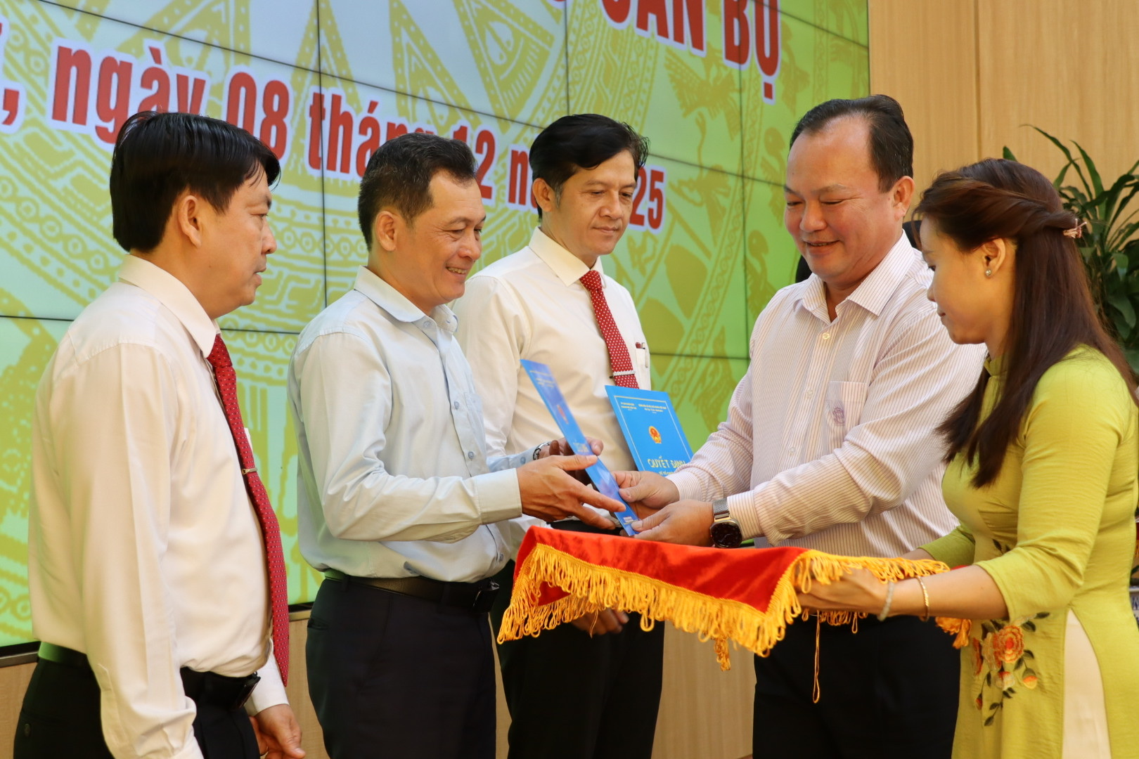 Tiếp nhận , bổ nhiệm l&atilde;nh đạo mới tại TP Cần Thơ: Kiện to&agrave;n bộ m&aacute;y ch&iacute;nh quyền - Ảnh 2.
