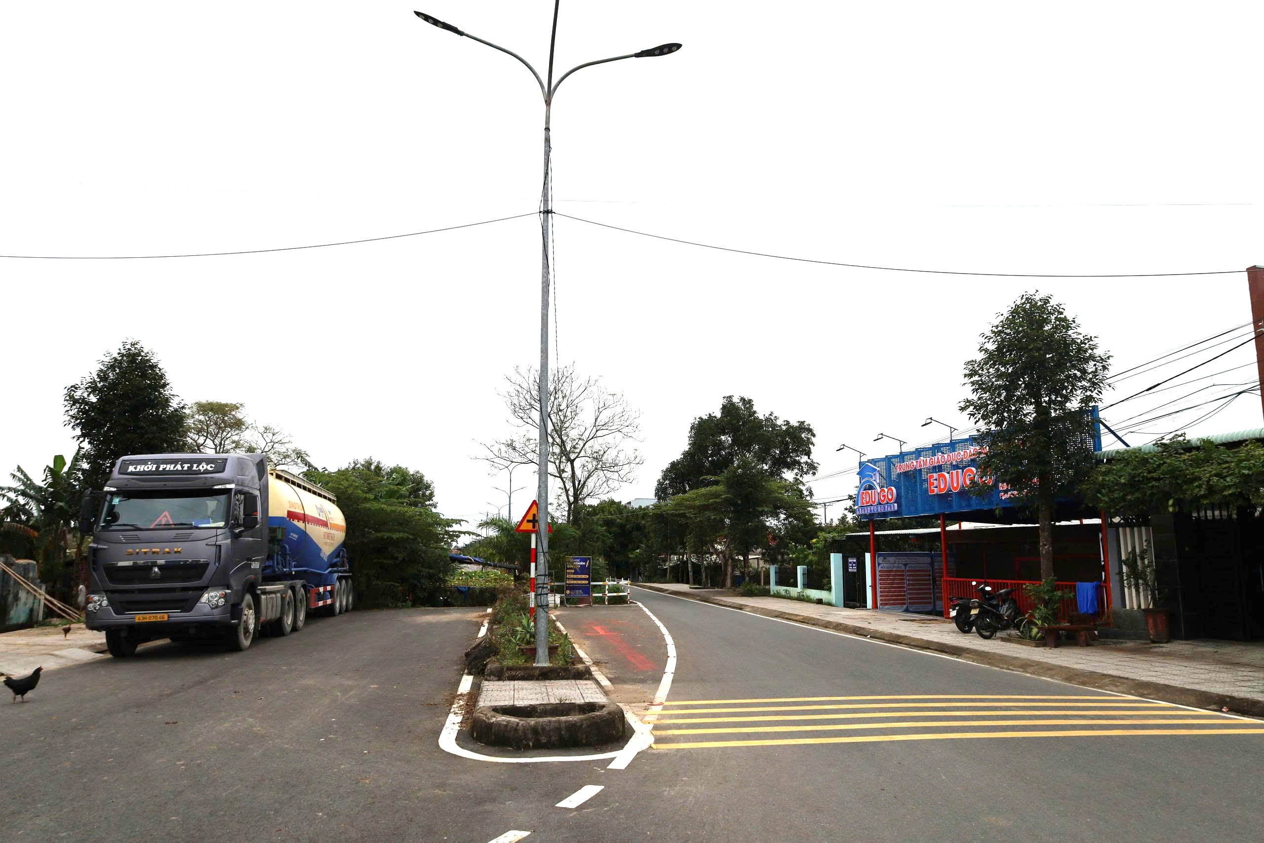 Đà Nẵng có con đường kỳ lạ với ngôi nhà giữa Đường cong mềm mại - Ảnh 4.