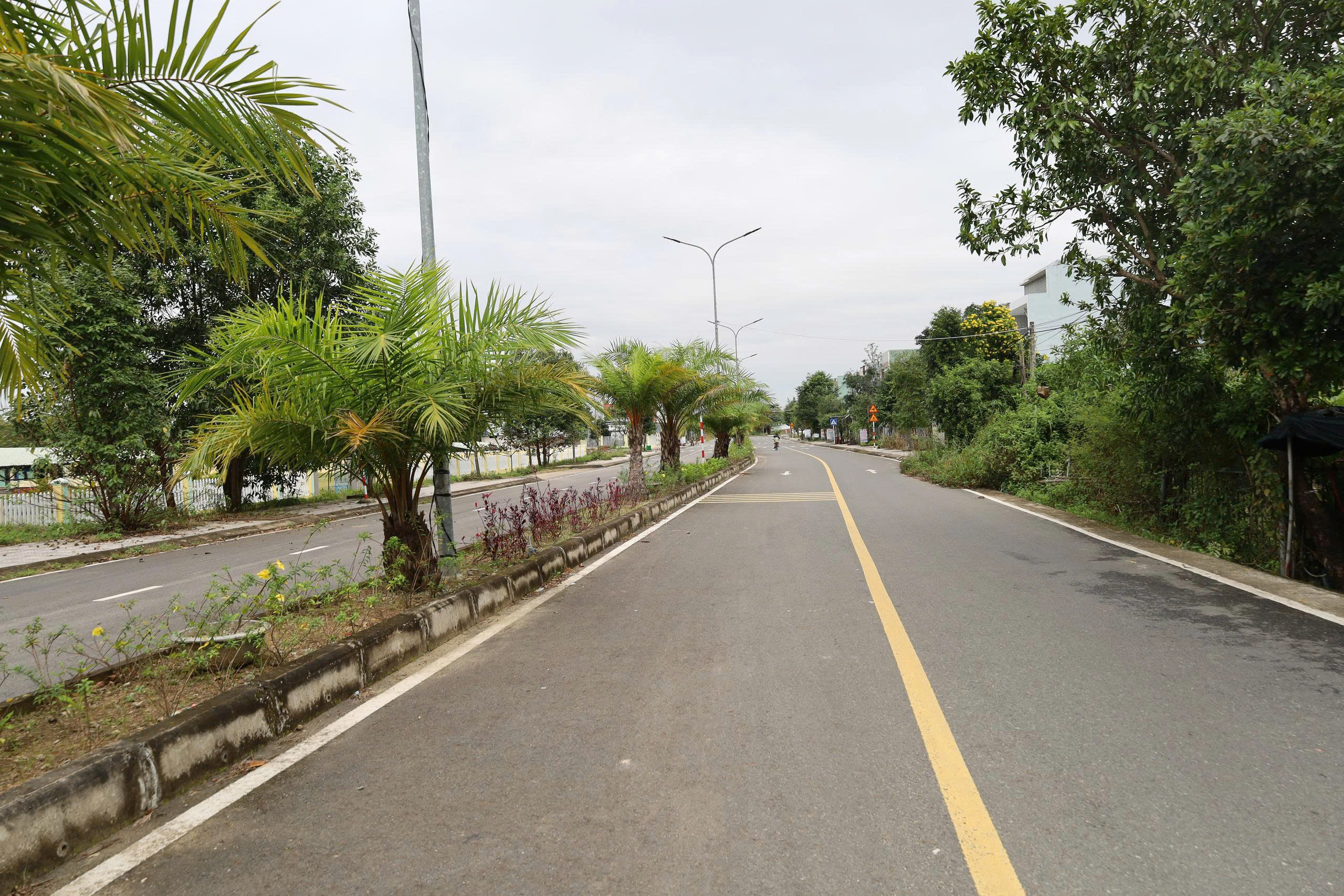 Đà Nẵng có con đường kỳ lạ với ngôi nhà giữa Đường cong mềm mại - Ảnh 3.