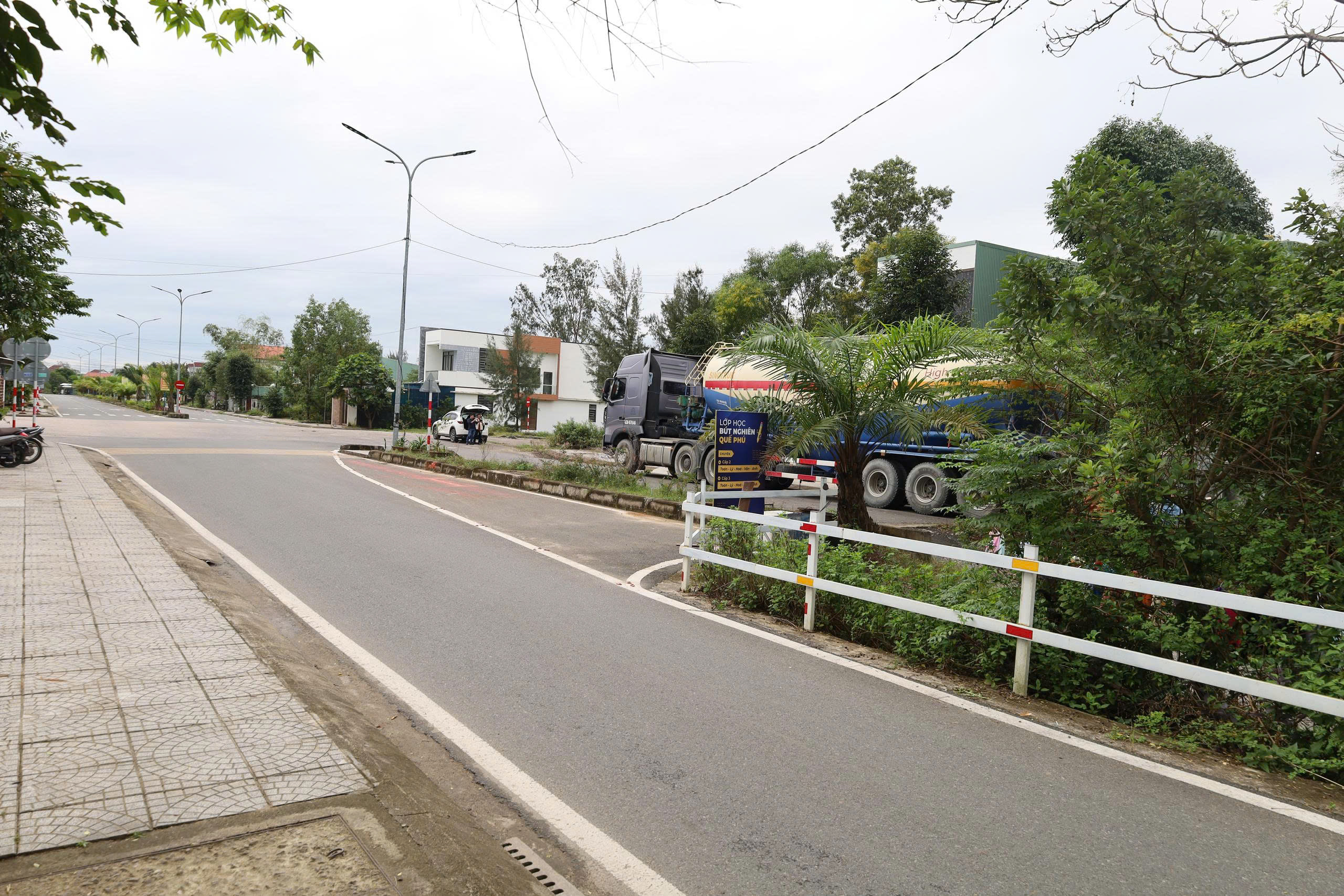 Đà Nẵng có con đường kỳ lạ với ngôi nhà giữa Đường cong mềm mại - Ảnh 12.