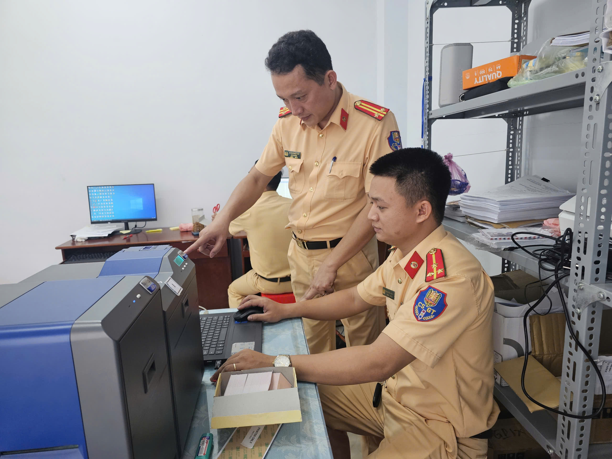 Quảng Ngãi: Hơn 20.000 người chưa được cấp giấy phép lái xe bản cứng - Ảnh 2.
