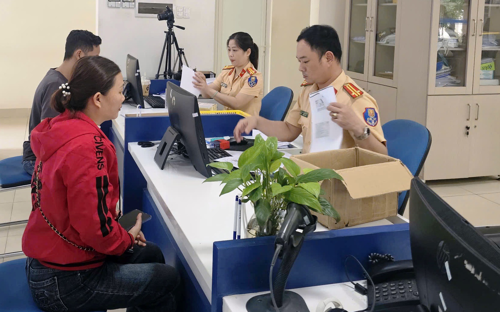 Chưa được cấp giấy phép lái xe bản cứng, hơn 20.000 người ở Quảng Ngãi "đứng ngồi không yên"