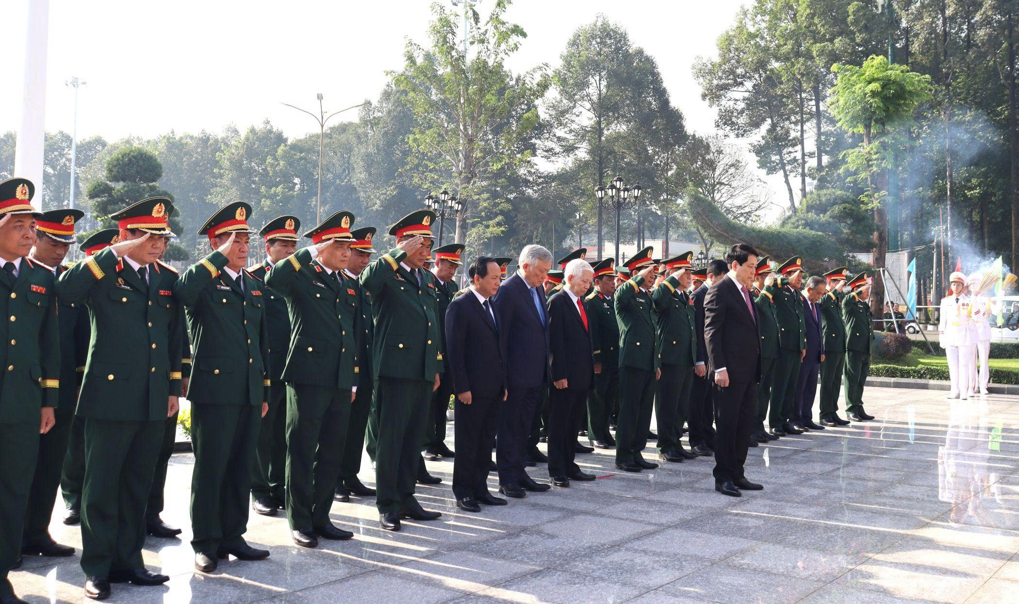 Chủ tịch nước Lương Cường dự lễ kỷ niệm 80 năm ng&agrave;y truyền thống Lực lượng vũ trang Qu&acirc;n khu 7 - Ảnh 2.