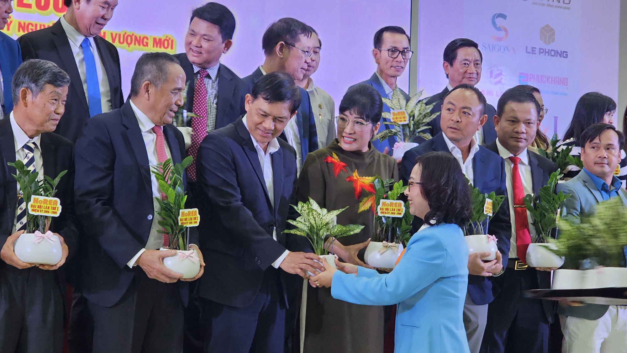 &Ocirc;ng L&ecirc; Ho&agrave;ng Ch&acirc;u giữ chức Chủ tịch Hiệp hội HoREA  - Ảnh 2.