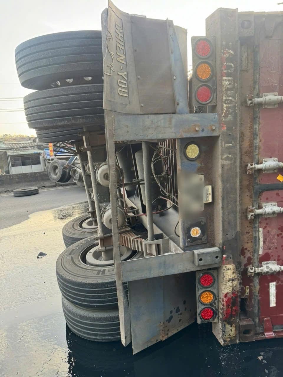 Xe container lật ngang tr&ecirc;n Quốc lộ 51 g&acirc;y &ugrave;n tắc giao th&ocirc;ng nghi&ecirc;m trọng - Ảnh 2.