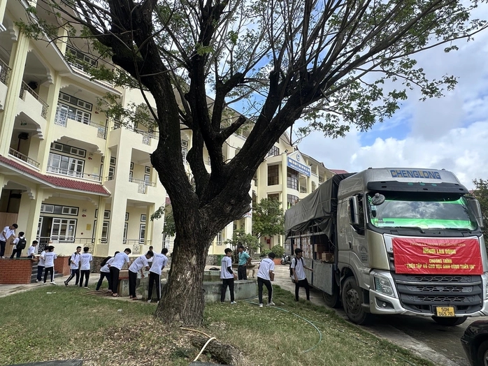 Chương trình Triệu tập vở cho học sinh vùng bị thiên tai Dừng tiếp nhận từ 10 - 12 - Ảnh 1.