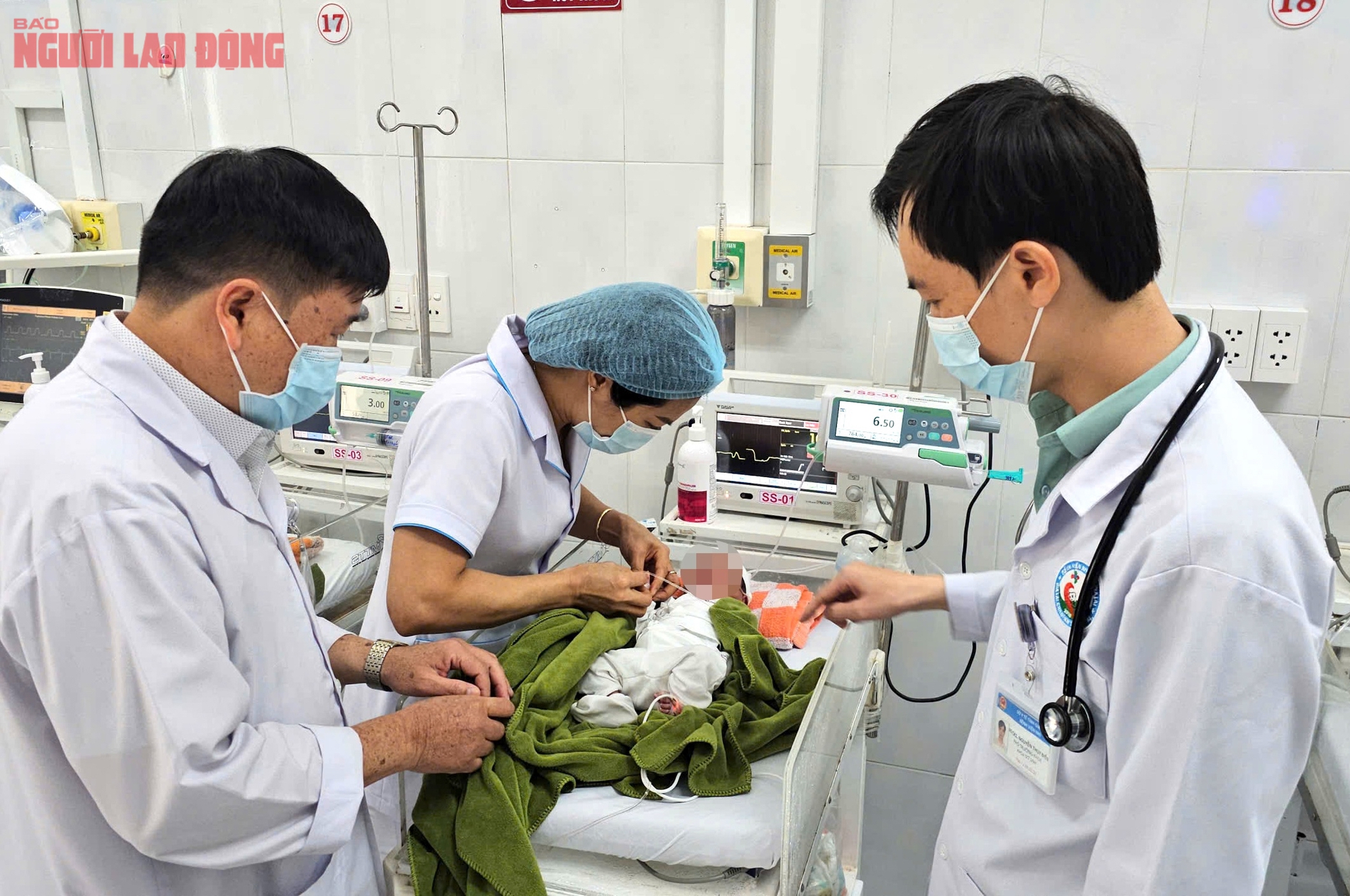 B&eacute; sơ sinh bị ch&ocirc;n sống trong vườn cao su được ph&aacute;t hiện kịp thời cứu sống - Ảnh 3.