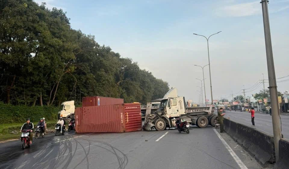 Xe container lật ngang tr&ecirc;n Quốc lộ 51 g&acirc;y &ugrave;n tắc giao th&ocirc;ng nghi&ecirc;m trọng - Ảnh 1.