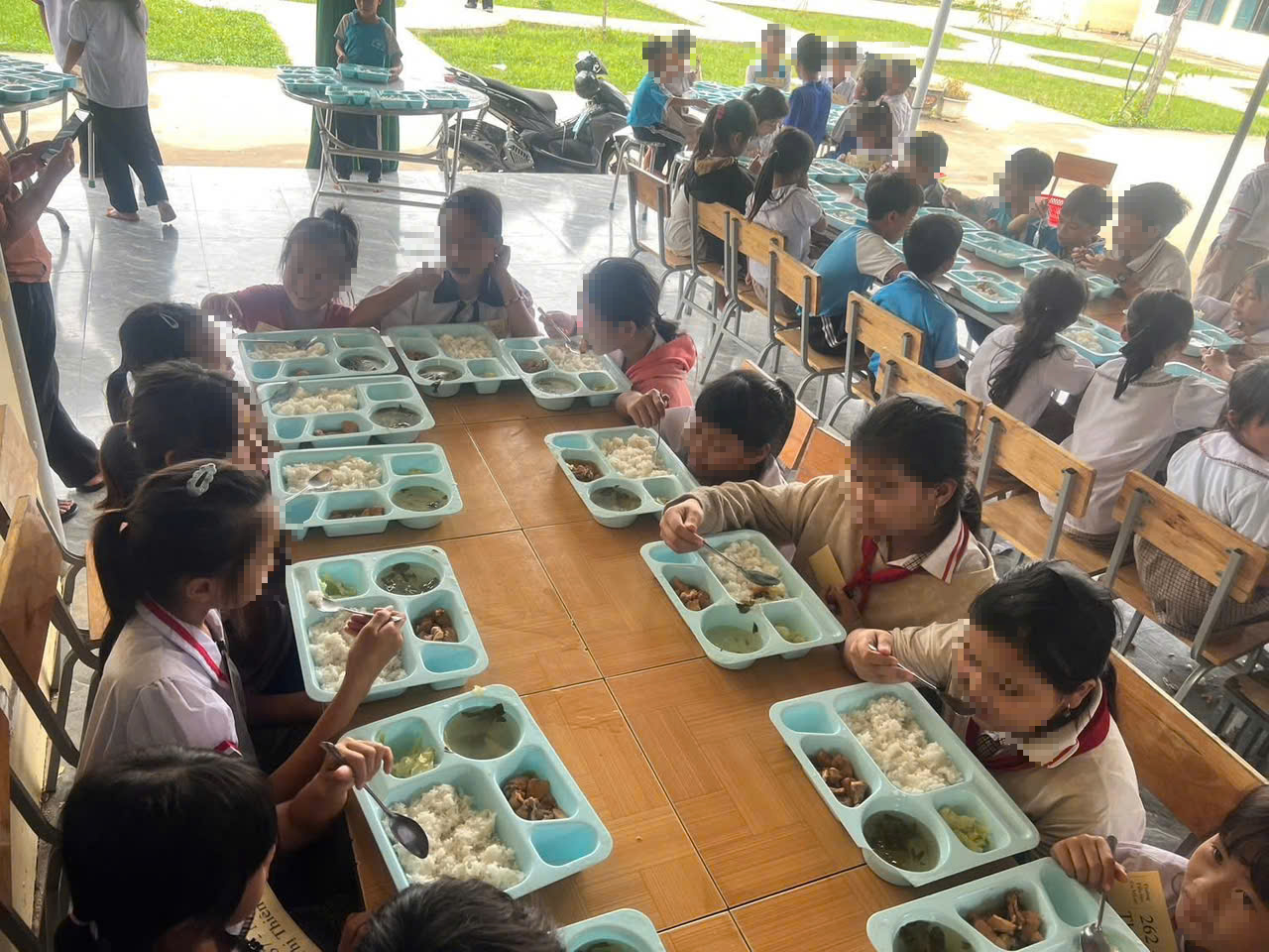 Dự &aacute;n Nu&ocirc;i em tạm ngừng hoạt động , trường học lo lắng cho học sinh ngh&egrave;o - Ảnh 1.