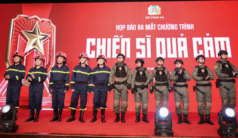 "Chiến sĩ quả cảm" - Ảnh 2.