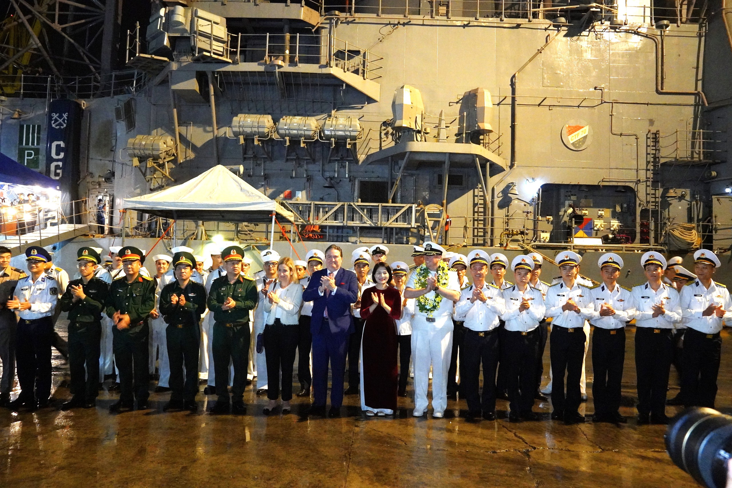 Kh&aacute;m ph&aacute; t&agrave;u tuần dương USS Robert Smalls trong chuyến thăm Đ&agrave; Nẵng của Hải qu&acirc;n Mỹ - Ảnh 1.