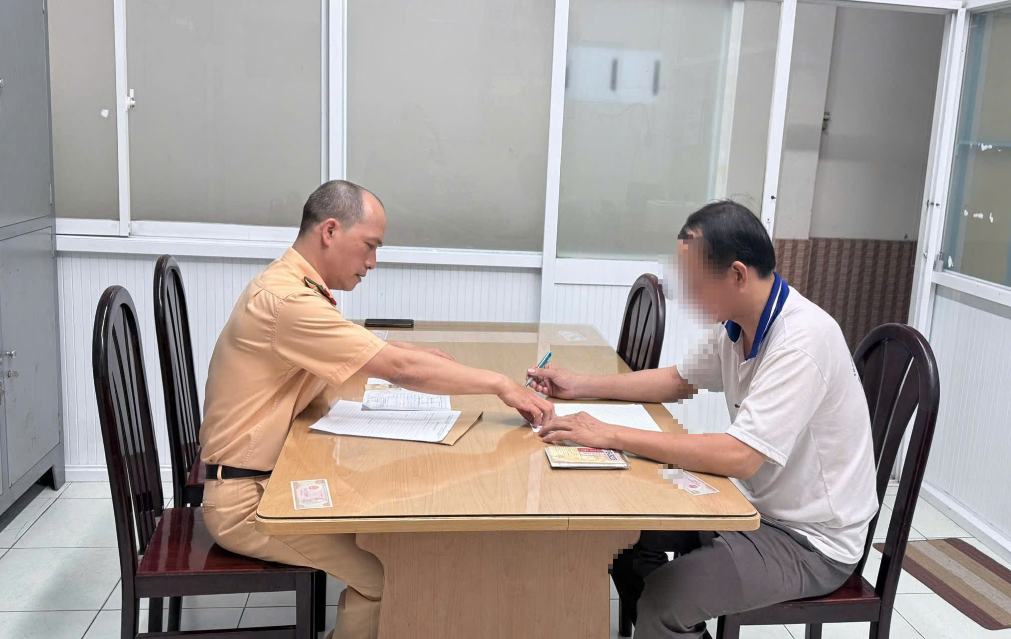 CSGT TPHCM phạt tài xế xe buýt 19 triệu vì vượt đèn đỏ Tại giao lộ - Ảnh 1.