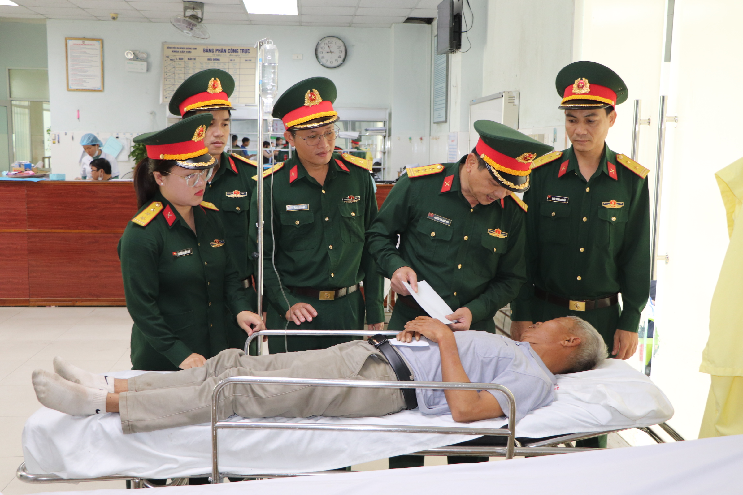 Tai nạn giao th&ocirc;ng Đ&agrave; Nẵng: 13 Người thương vong trong gia đ&igrave;nh sau đ&aacute;m cưới - Ảnh 1.